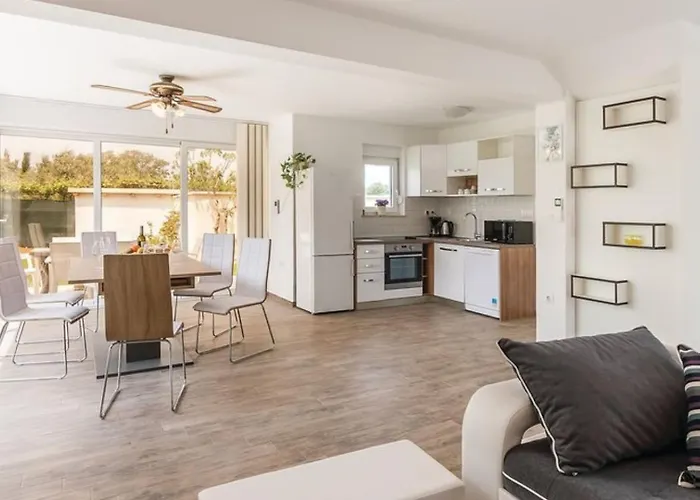 Augustina By Guide * 法扎纳